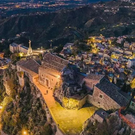 Sebastian House דירה